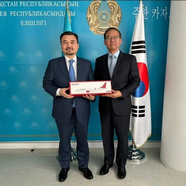 주한 카자흐스탄 대사와 이스타 항공 측 대표 (사진제공_한 카자흐스탄 대사관)