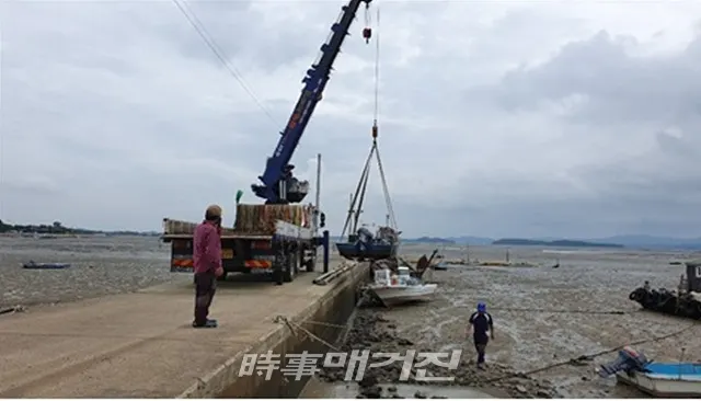 김영록 전남도지사는 2일(수) 신안군을 방문하여 북상하는 제18호 태풍「미탁」대처 상황을 점검하고 관계 공무원들을 격려 했다.사진은 소형어선 육지 인양 모습이다.(사진_신안군청)