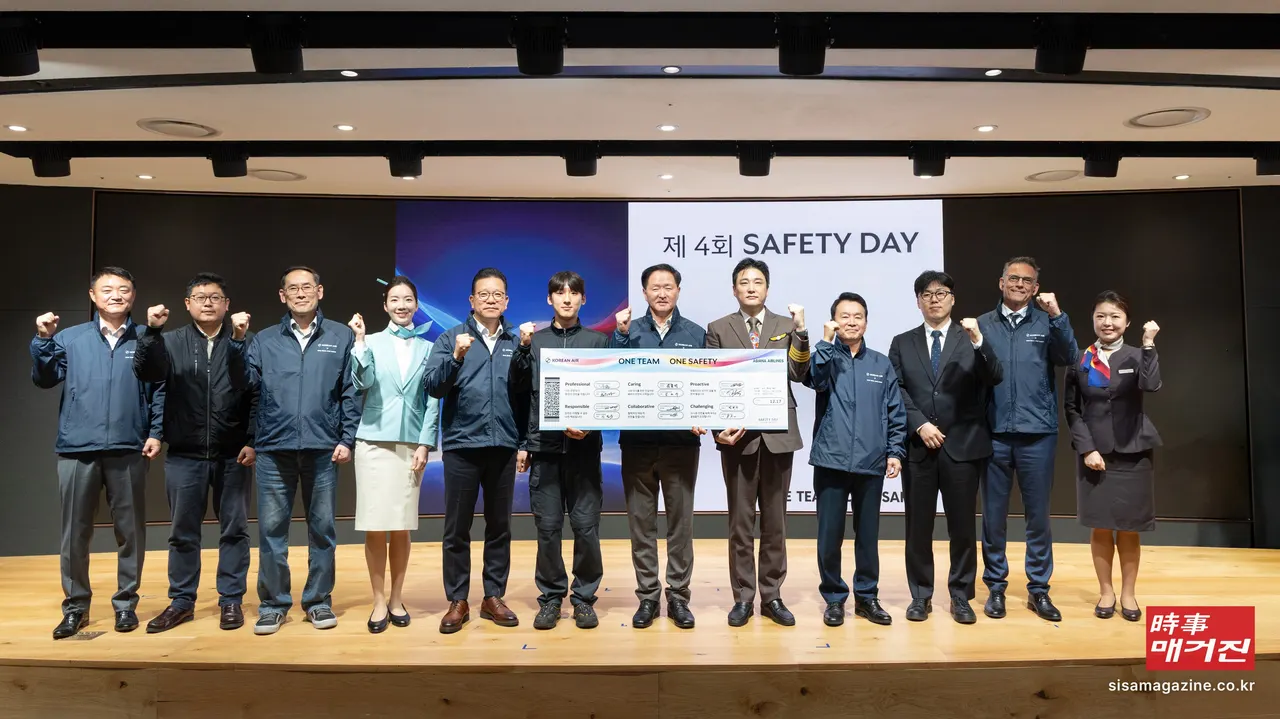 30일 오전 우기홍 대한항공 대표이사 부회장(좌측 일곱 번째), 송보영 아시아나항공 대표이사(좌측 다섯 번째) 등 대한항공-아시아나항공 양사 임직원들이 ‘안전 선언(Safety Pledge)’에 서명하고 기념촬영을 하는 모습.(사진_대한항공)