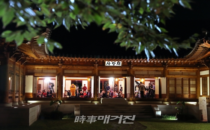 26일 무형문화재 정재국 명인 초청, 가을 밤 ‘국회 사랑재 한마당’ 공연이 열리고 있는 가을밤의 국회 사랑재(사진_국회)