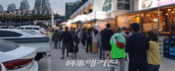 낭만포차 근처 한 식당에 식사를 하기위해 줄서 있는 관광객들 모습 (사진_조대웅 기자)