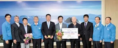 ▲ 거제시희망복지재단에 서른다섯 번째로 기탁증서 전달.