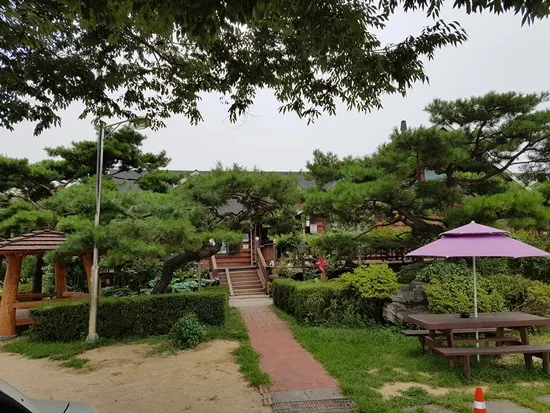 ▲ 38년째, 2대째 이어지는 지역 대표 음식점 한여울통나무랜드는 양윤식 대표가 연천콩으로 만든 두부요리를 만들기 위해 연구에 연구를 거듭한 결과, 지금은 두부요리가 주 메뉴가 되면서 새로운 변신을 하고 있다.