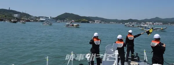 지난 13일 일본 후쿠시마 원전 해양 방류 결정에 반대하는 완도 어업인들이 완도항 일원에서 육상집회와 해상퍼레이드를 실시했다.