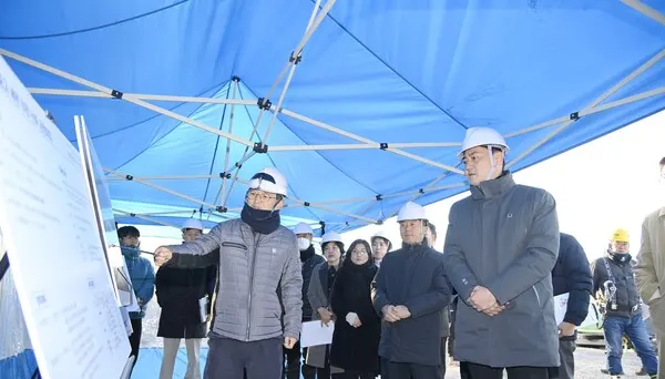 최재훈 달성군수가 세천 달서중·고등학교 신축 공사현장 점검에 나서 관계자로부터 설명을 듣고 있다.(사진_달성군)