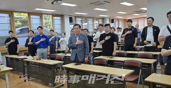 개회식에 참석한 서울시 태권도 협회 회원들과 이자형 회장(중앙 앞)(사진_이재욱 기자)