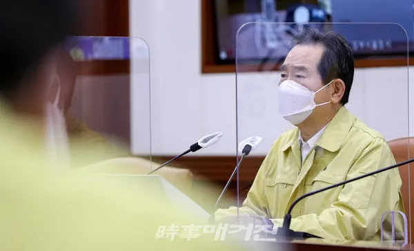 정세균 국무총리가 27일 오전 서울 종로구 정부서울청사에서 열린 코로나19 대응 재난안전대책본부(중대본) 회의에 참석해 발언하고 있다.(사진_공동취재단)