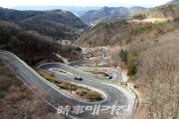 열두 굽이 말티재 전경_(사진_길지혜)