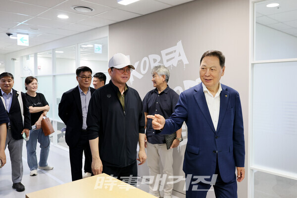 강태선 회장이 서울특별시체육회 별관을 둘러보고 있다. (사진_서울시체육회제공)