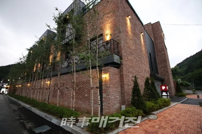 보은의 대표적인 관광지인 속리산자락에 있는 라온호텔 역시 김 대표가 운영하는 호텔이며 라온호텔은 보다 럭셔리한 컨셉으로 젊은 사람들에게 큰 인기를 얻고 있 는 곳으로도 유명한 호텔이다.