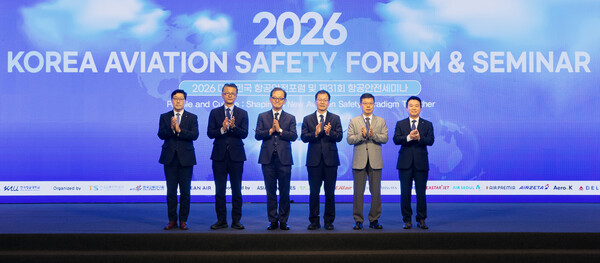 '2026 대한민국 항공안전포럼 및 세미나'에 참석한 (왼쪽부터) 민승기 한국교통안전공단 본부장, 유경수 국토교통부 항공안전정책관, 허희영 한국항공대학교 총장, 정채교 국토교통부 항공정책실장, 김영찬 한국교통연구원 원장, 유종석 대한항공 안전보건 총괄 겸 오퍼레이션 부문 부사장이 기념사진을 촬영하는 모습. (사진_대한항공)