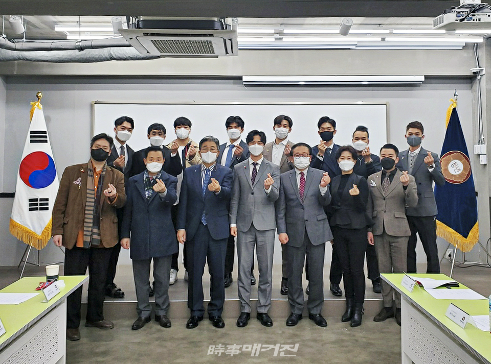 한국청년위원회(위원장 박성호)는 지난 20일 서울 반포동 정인빌딩에서 한국청년위원회 현판 제막식을 성공적으로 개최했다고 전했다.