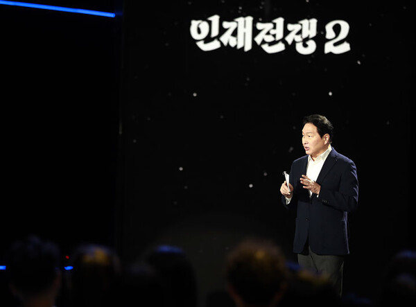 (사진제공 = 최태원 SK그룹 회장 겸 대한상공회의소 회장이 28일 방영된 KBS1 '다큐 인사이트 - 인재전쟁2: 최태원의 대답'에 출연해 AI 시대가 요구하는 인재상의 변화를 예고했다. / SK)