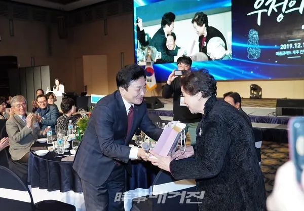 원희룡 지사가 명예도민들에게 명예도민증을 전달하고 있다.(사진-제주특별자치도)
