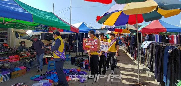 1004섬 신안군은 “한가위를 맞아 28일 관내 전통시장 및 버스터미널, 관광지 숙박시설 등을 방문하며 “방역수칙 준수 등을 실천해 코로나19로부터 내 가족과 이웃을 지키는 건강한 명절이 보내기” 캠페인을 전개했다“고 밝혔다.(사진_신안군청)