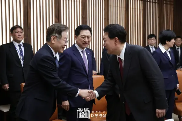 윤석열 대통령이 지난 2023년 10월 31일 서울 여의도 국회 본회의장에서 열린 2024년도 정부 예산안에 대한 시정연설을 위해 입장하며 이재명 더불어민주당 대표와 인사를 나누고 있다.(사진_대통령실)