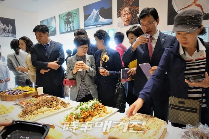 이환주 남원시장, “공연 아카이브 사진전-찰나•동행>展 시민들과 환담 / 시사매거진 하명남 기자
