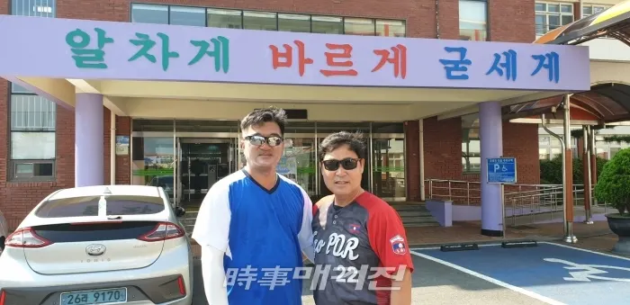 이만수 헐크파운데이션 이사장이 제주 신광초등학교 최한길 감독과 기념사진을 촬영하고 있다.(사진_헐크파운데이션)