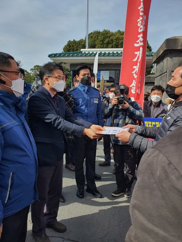 제주제2공항건설촉구범도민연대 고창권 위원장이 제2공항 해당지역 주민의 의견을 즉각 반영 해줄것을 촉구하며 제주도청 한웅 비서실장에게 성명서를 전달하고 있다.