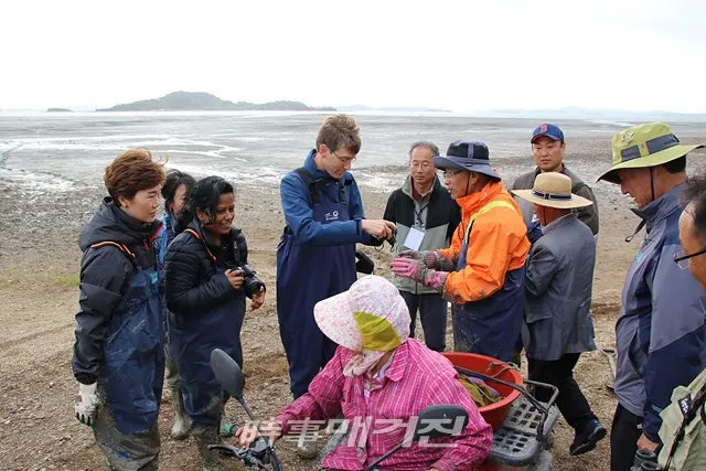 문화재청은 해양수산부와 2019년도 유네스코(UNESCO, 국제교육과학문화기구) 세계자연유산으로 신청한 『한국의 갯벌』이 지난 9월 30일부터 10월 7일까지 세계자연보전연맹(IUCN)의 현지 실사를 받았다.사진은 세계자연보전연맹(IUCN)의 신안의 갯벌 현지 실사모습이다.(사진_문화재청)