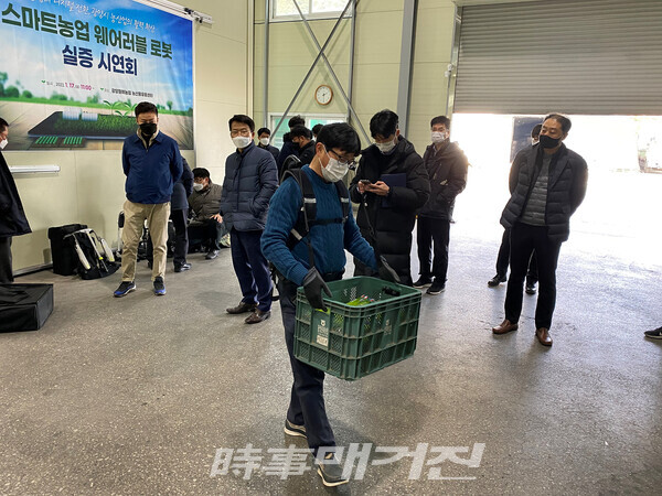 ▲ 17일 광양원예농협 농산물유통센터에서 농업용 웨어러블 로봇 도입을 위한 실증 시연회를 개최했다. (사진=광양시 제공)