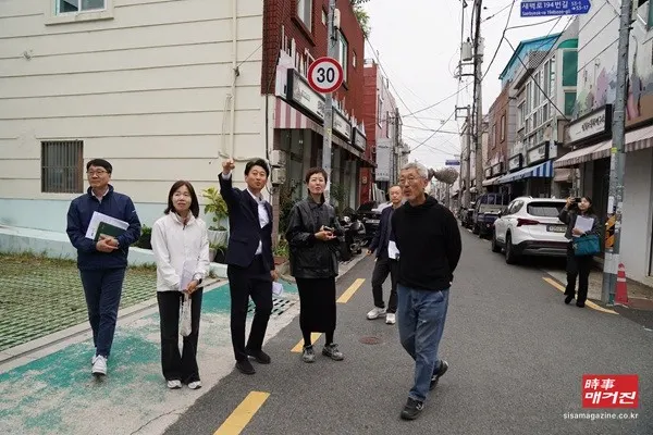 29일 부산 사상구(구청장 서태경)가 AI 및 공간기획 전문가들과 함께 지역 골목상권을 둘러보며 산업·관광·문화 자원을 활용한 신성장사업 발굴 가능성을 살펴보고 있다.(사진_사상구)
