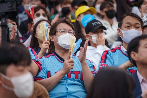 7일 매진으로 관중이 꽉 찬 사직 야구장에서 응원전을 펼치고 있는 변성완 예비후보 (사진_변성완 예비후보 캠프 제공)