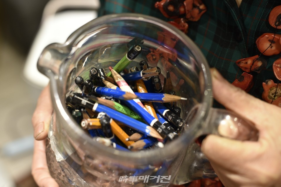 몽당연필, 내 방 두 대의 피아노 위는 어지럽다. 쓰다가 던져버린 오선지, 완성된 작품, 빛바랜 사진 액자, 버릴까 말까 망설이는 애장품들. 그 한복판 투명한 유리병 안에 깎이고 또 깎여 6센티 된 몽당연필이 불규칙 한 자세로 있다. 볼 때마다 행복하고 신선한 영감을 준다. (이영자 자서전, ‘불사조의 노래 中에서) (c)최윤하