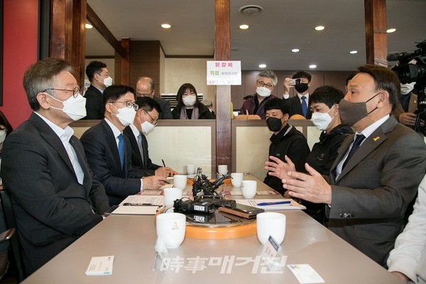 이재명경기지사군산방문, 배당앺 '배달의 명수' 전과정 청취(사진_군산시)