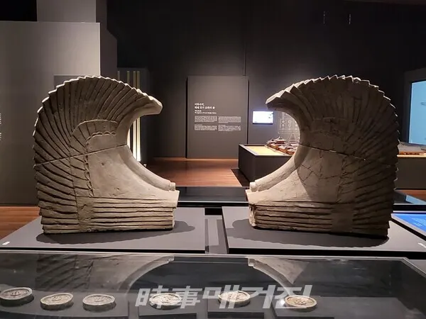 미륵사지에서 출토된 기와에는 980년, 1267년, 1317년, 1330년 명문과 새 기와로 보수한 흔적이 있다.(사진_안나겸 기자)