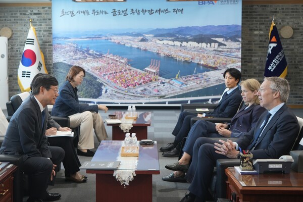 15일 페이터 반 더 블리트 주한 네덜란드 대사와 네덜란드 투자진흥청 대표단이 부산항만공사(BPA)를 방문해 송상근 사장과 친환경 항만 전환 및 콜드체인 중심 물류협력 강화 방안을 논의하고 있다.(사진_BPA)