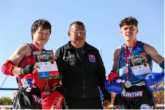 파리 올림픽 클럽 프랑스 무에타이 시범경기후 이우찬(대한민국, 왼쪽), 악셀 지라우드(프랑스, 오른쪽) 선수가 기념촬영을 하고 있다.(사진_국제무에타이연맹(IFMA) 제공)