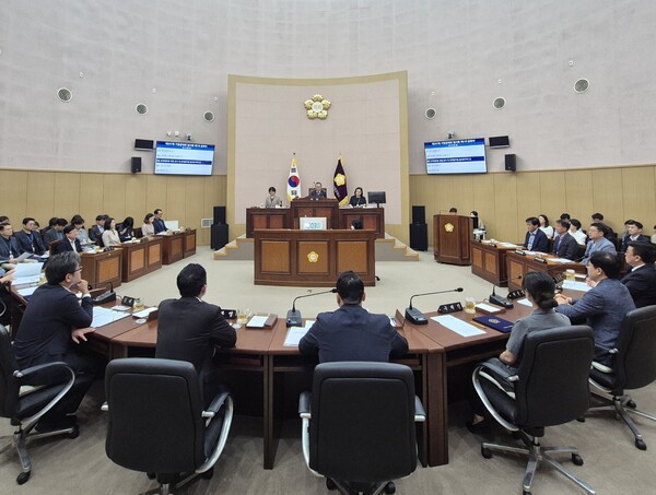 7일 기장군의회가 본회의장에서 제297회 임시회 제1차 본회의를 열고 지역 주요 현안과 조례안·동의안 등 상정 안건을 심의하고 있다. 이번 임시회는 오는 13일까지 7일간 진행된다.(사진_기장군의회)