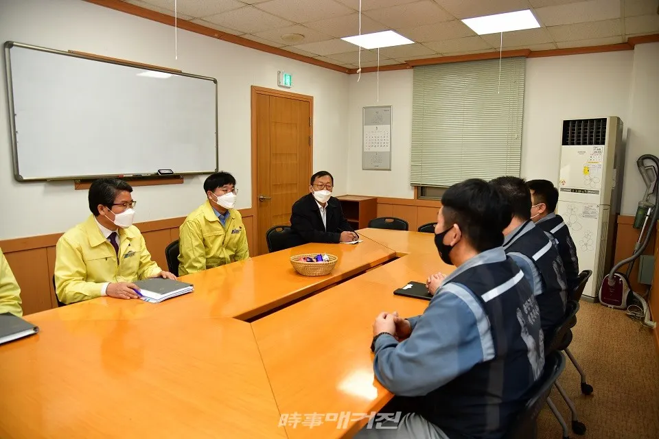 8일 변광용 시장은 손상범 위원장 등 노동자협의회와 차례로 면담하고 공감대를 형성하는 소통의 시간을 가졌다.(사진_거제시청)