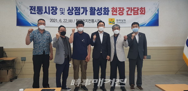 윤병태 전라남도 정무부지사와 전남상인연합회 회원들 모습 (사진_전라남도)