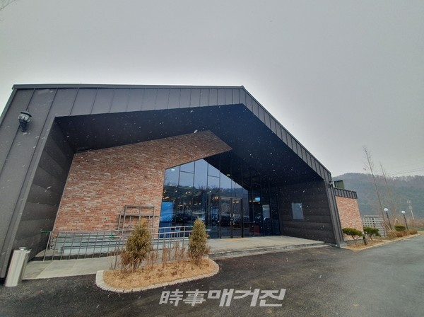 외관은 마치 고급 와인바 또는 패밀리레스토랑을 연상케 하지만 이곳은 춘천을 대표하는 메뉴인 닭갈비 전문점이다.