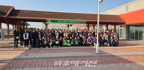 (재)아름다운가게 광양 중마점은 설 명절을 맞아 지난 11일(토) 광양홈플러스에서 ‘아름다운 나눔 보따리’ 전달 행사를 가졌다(사진_광양시청)