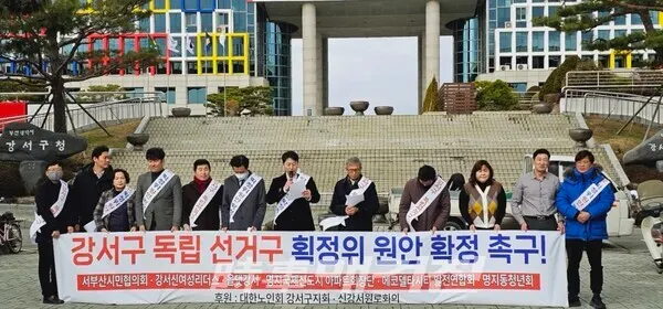 27일 부산 강서구청에서 비법인사단 올댓강서 김범석 대표가 기자회견 발언을 하고 있다. (사진_정유희 기자)