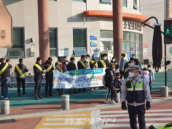 고흥군은 “3일 개학기를 맞이하여 고흥읍 고흥동초등학교 삼거리에서 고흥경찰서, 자율방재단 등 30여명이 합동으로「고맙습니다」교통안전 릴레이 캠페인을 실시했다”고 밝혔다.(사진_고흥군청)