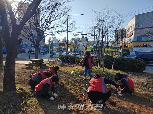 목포시는 “부흥동 주민자치위원회 및 통장협의회에서 지난 25일 둥근공원 꽃무릇 식재 및 마스크쓰기 캠페인을 전개했다”고 27일 밝혔다.(사진_목포시청)