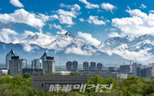 카자흐스탄 알마티 시내에서 바라보는 톈산(사진출처_에어아스타나)