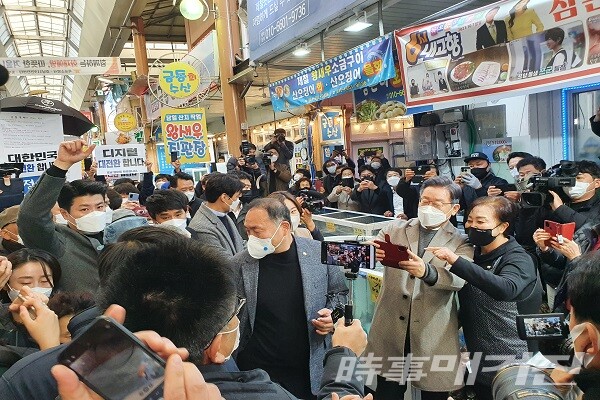 목포 동부시장에서 시민들과 함께 사진을 찍으며 소통하는 이재명 대선 후보/사진=이병석 기자