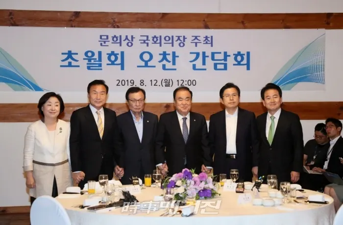 문희상 국회의장이 12일 국회 사랑재에서 열린 여야 5당대표 ‘초월회’ 오찬모임에서 여야5당 대표들과 기념 사진을 촬영하고 있다. 왼쪽부터 심상정 정의당 대표, 손학규 바른미래당 대표, 이해찬 더불어민주당 대표, 문희상 국회의장, 황교안 자유한국당 대표, 정동영 민주평화당 대표(사진_국회)