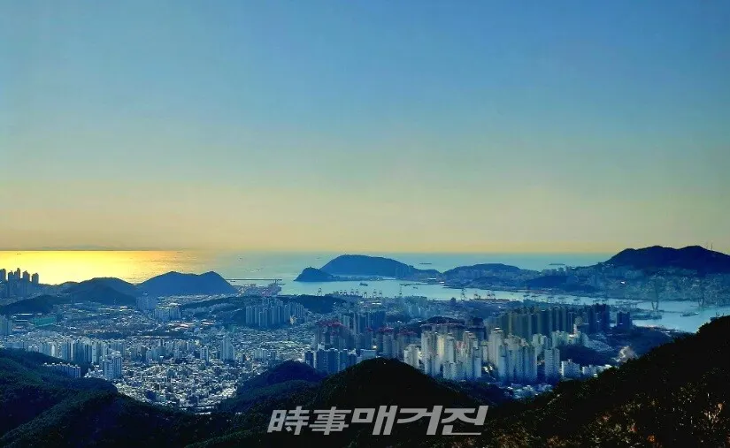 황령산 전망대에서 바라 본 부산항 전경(사진_조용우)