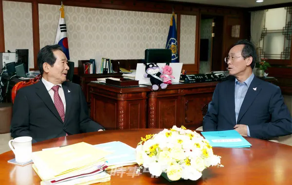 정세균총리, 송하진 지사와 전북국가예산관련 협의(사진_전북도)