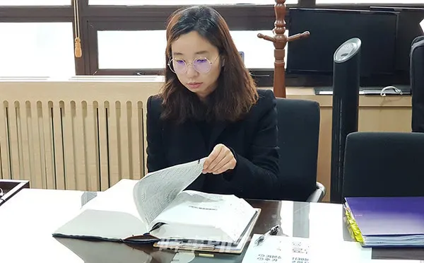 법적인 절차를 밟지 않고 강제로 세입자를 내보내냈다가는 오히려 집주인이 처벌을 받을 수도 있다.사진은 엄정숙 변호사이다.(사진_법도 종합법률사무소)