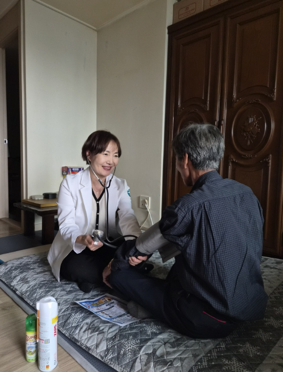 지난 5월 방문간호사가 폭염 취약가구를 직접 방문하여 건강상태를 체크하고, 폭염 예방수칙과 행동요령을 안내하고 있다. (사진_하남시)