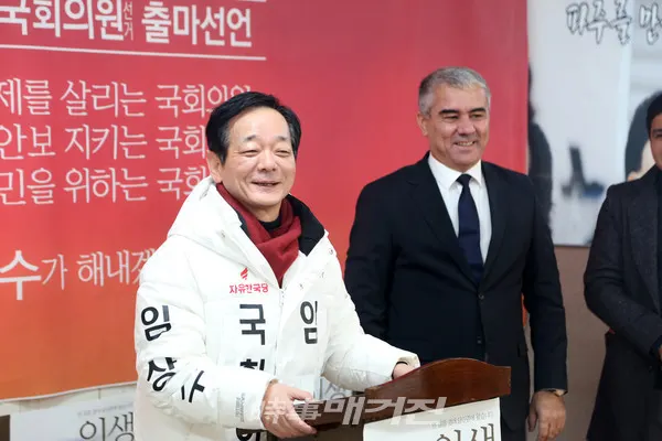 임상수 예비후보가 6일 오전 선거사무실을 방문한 우즈베키스탄 보티르 자리포브 건축부 장관을 소개하고 있다.(사진_임상수 예비후보 사무실)