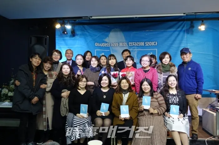 '계절의 다섯 가지 색' 출판기념회 기념촬영 / 시사매거진 하명남 기자