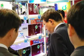 ▲ GS 중소기업 초청 박람회에서 GS 홈쇼핑 허태수 대표가 Dr. Luft 자연산림욕기에 대해 관심을 표명하고 있다.